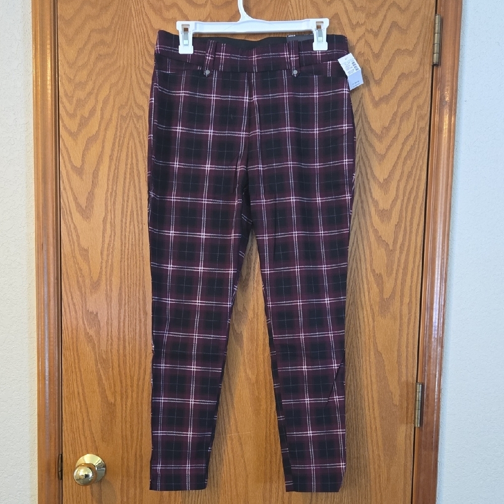 Maurices Black and Burgandy Pull On Pant. Size M, Short. 26" Inseam